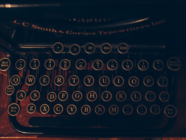 Photographie du clavier d'une ancienne machine à écrire