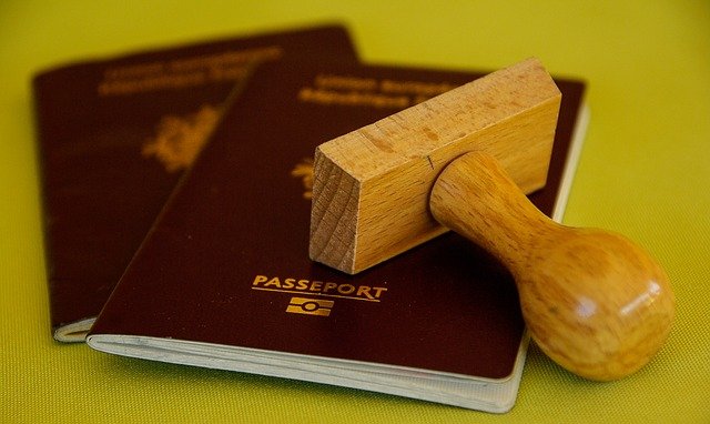 Photographie de passeports et d'un tampon