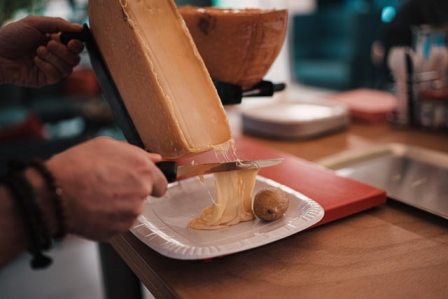 Photo d'une raclette à fromage
